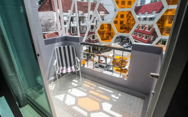 Beehive Phuket Old Town - Hostel