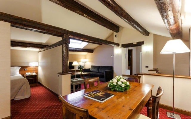 Double Suite (full double bed)