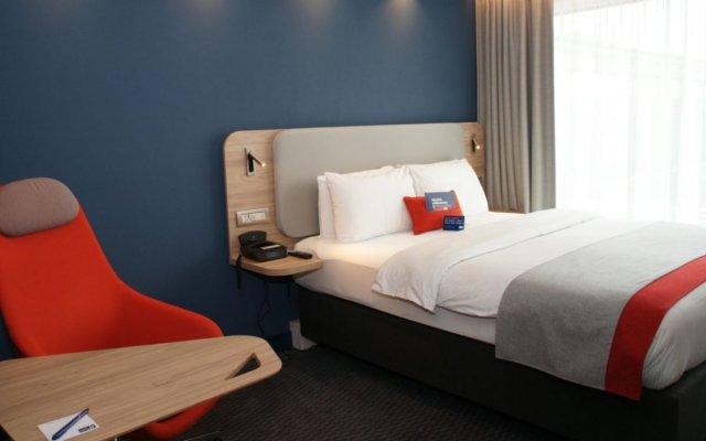 Holiday Inn Express Zurich Airport, an IHG Hotel