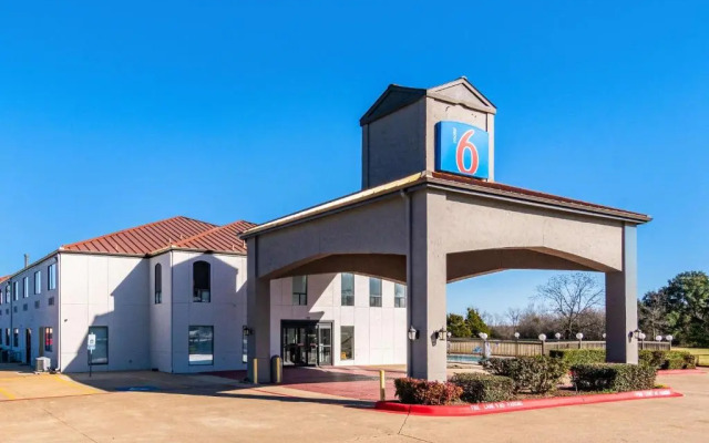 Motel 6 Ennis, TX