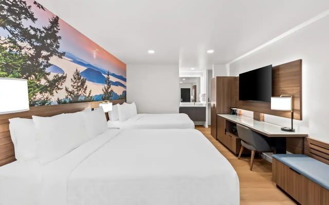 Clarion Pointe Hotel