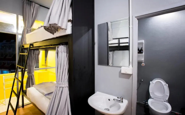 Beehive Phuket Old Town - Hostel