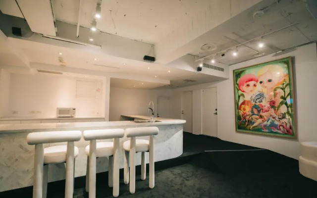 Meistay Art Gallery Hotel