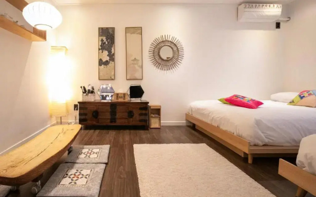 Bias K-GIRL GUESTHOUSE - Caters to Women
