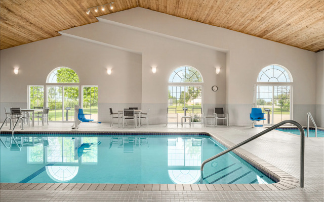 Country Inn & Suites by Radisson, Pella, IA