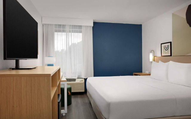Spark by Hilton Atlanta Cumberland Ballpark Hotel