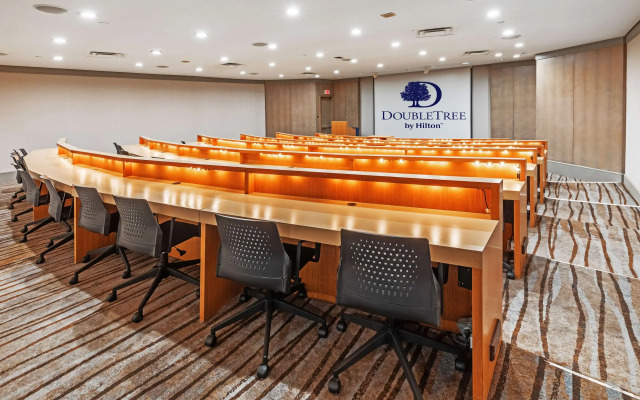 DoubleTree by Hilton Tulsa - Warren Place
