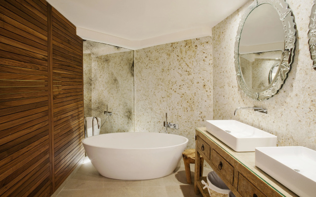Claris  & Spa 5GL, a Small Luxury s of the World