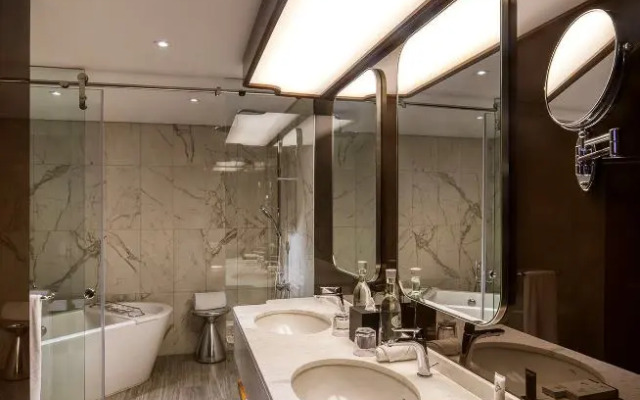 Queen Elizabeth 2 Hotel by Accor