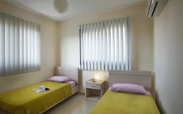 2 Br Townhome Valentina - Chg 8905