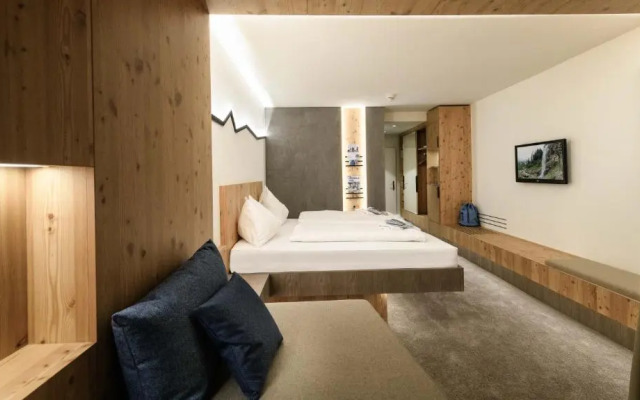 Dips&Drops – SUPERIOR HOTEL · SPORTS · SPA · RESTAURANTS