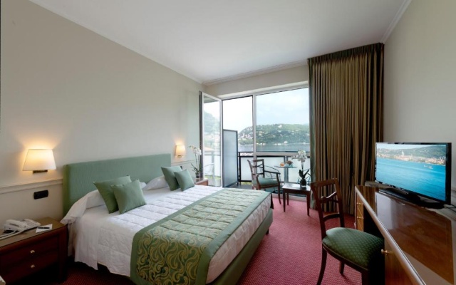 Double room with lake view (full double bed)