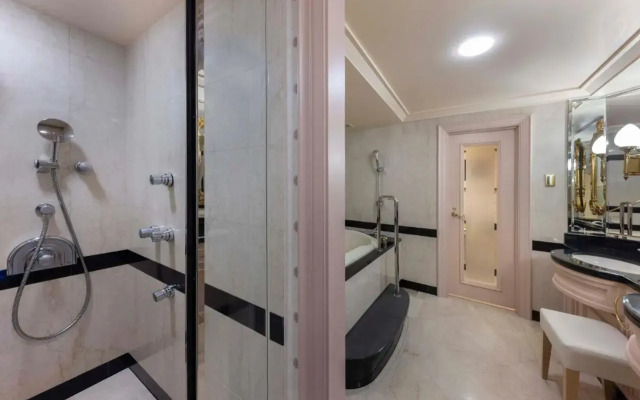 RIHGA Royal Hotel Osaka, Vignette Collection by IHG