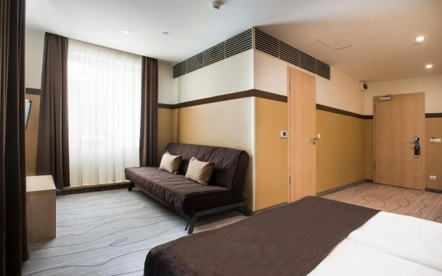 Promenade City Hotel