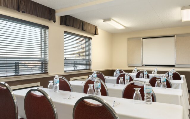 Travelodge by Wyndham Edmonton South