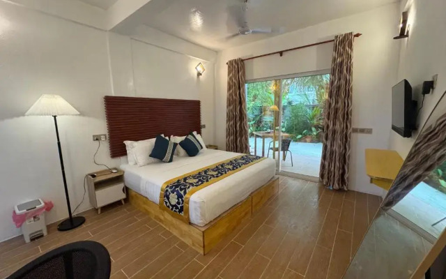 Blue Water Thoddoo Inn