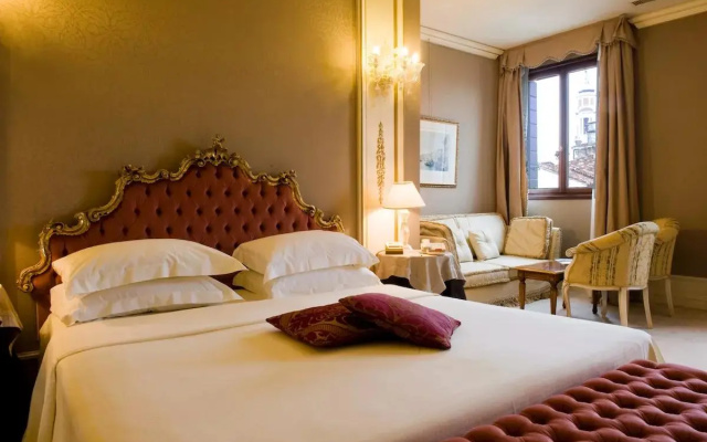 Sagredo Venetian Double room (full double bed) (bed type is subject to availability)