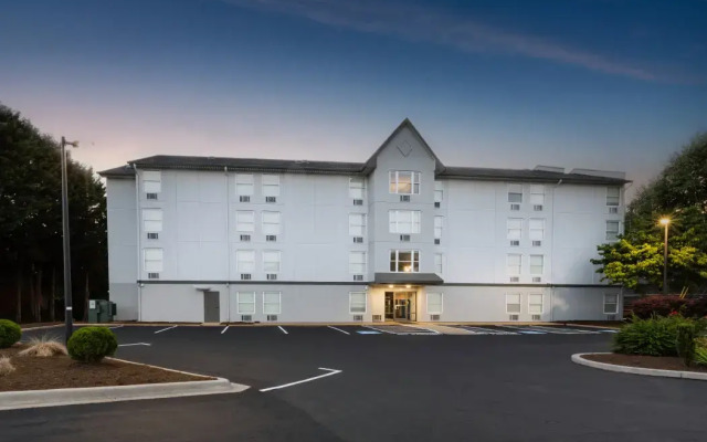 Rodeway Inn & Suites near Outlet Mall - Asheville