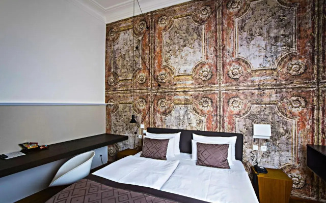 Golden Crown Hotel