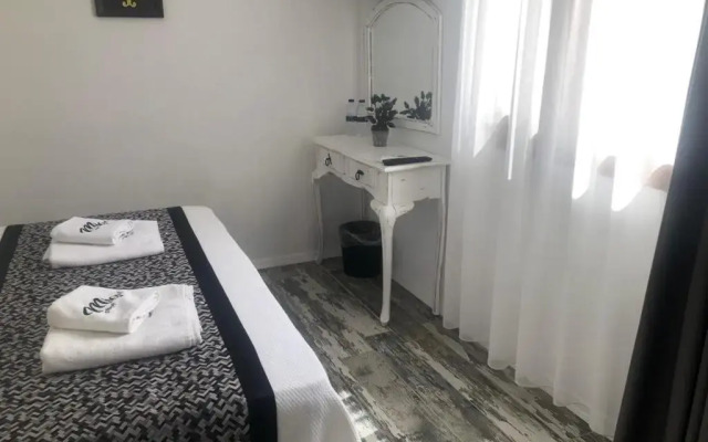 Alacati Albatross Hotel
