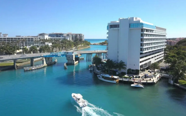 Waterstone Resort & Marina Boca Raton, Curio Collection by Hilton