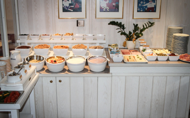 Crystls Aparthotel