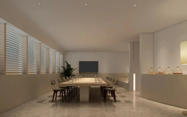 Zhengzhou East Railway Station Crossing Hotel