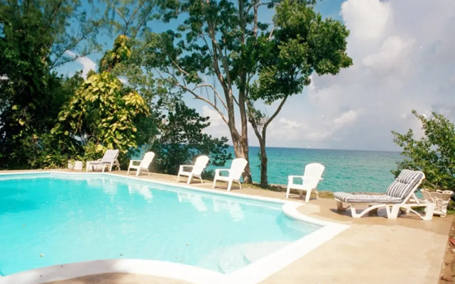 4 BR Oceanfront Family Villa - Ocho Rios - PRJ 1236