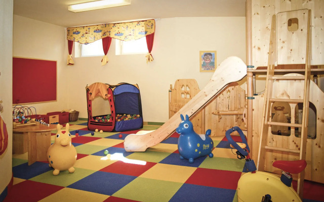 Crystls Aparthotel