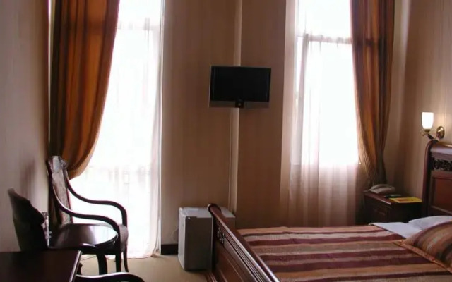Atrium-Victoria Hotel 