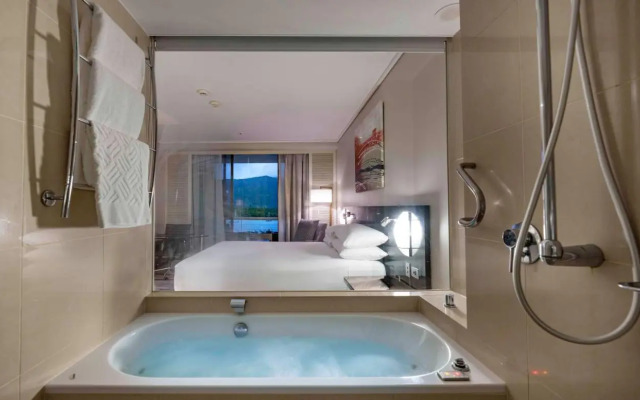 Hilton Cairns