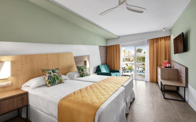 Отель Hotel Riu Playa Park