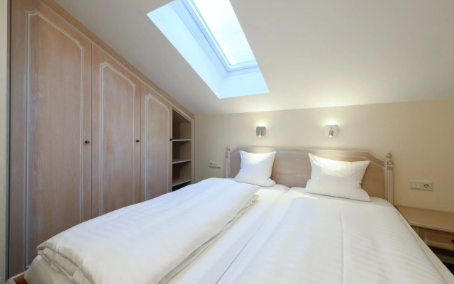 Crystls Aparthotel