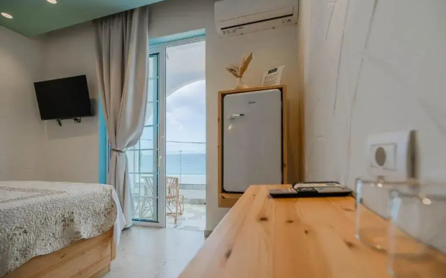 Delfini Beach Hotel