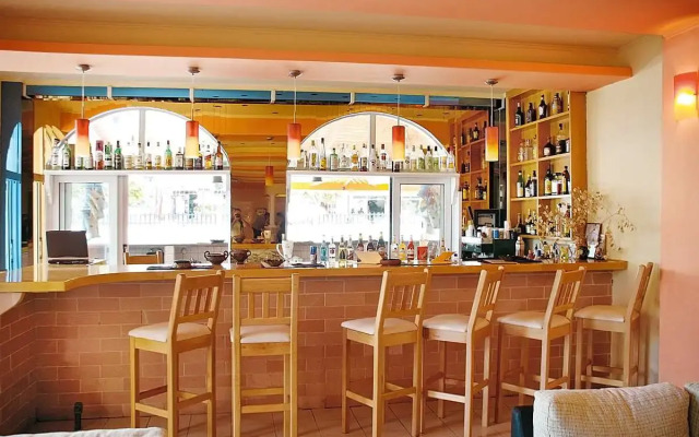 Silver Beach Hotel and Annexe Apartments