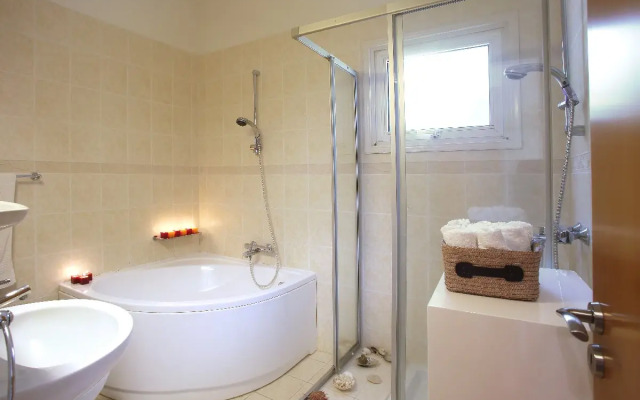 5 Br Villa - Leonies' By The Sea - Chg 8913