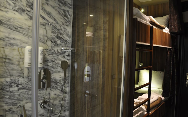 Juliet Rooms & Kitchen