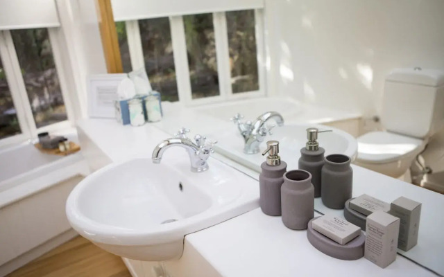 970 Lonely Bay Lodge