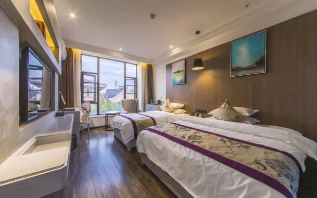 Spring River Flower Moon Hotel (Kunming Dianchi Haigeng Dam)