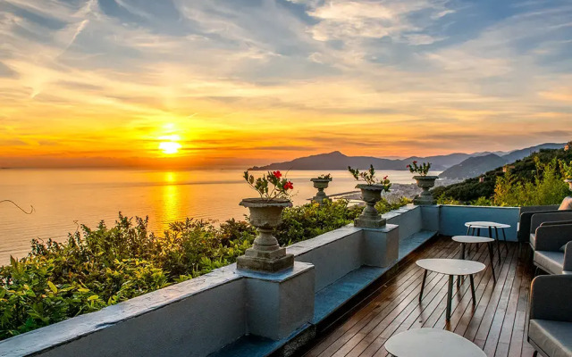 Villa Riviera Resort