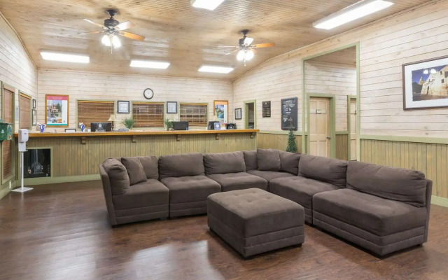 Travelodge Inn & Suites by Wyndham San Antonio Airport