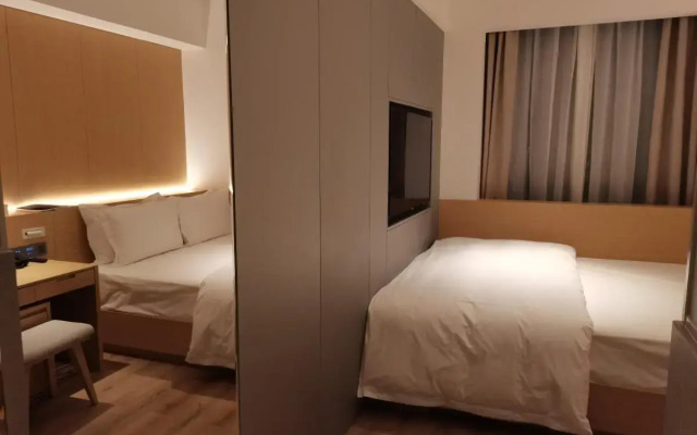 Zhengzhou East Railway Station Crossing Hotel