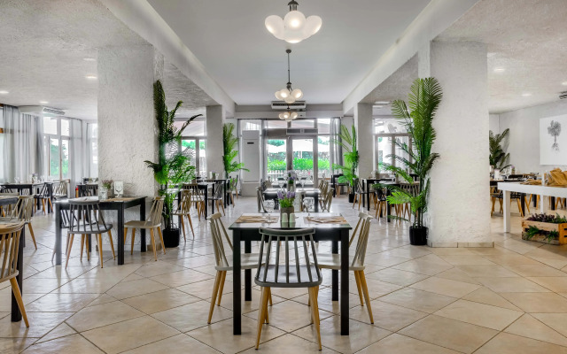 The Grove Seaside Hotel