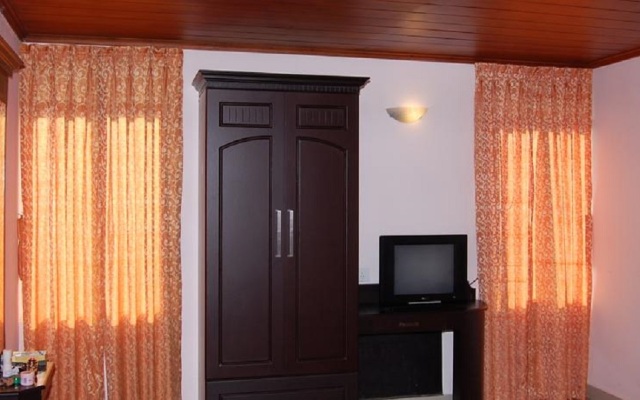 OYO 2817 Hotel Emerald Inn