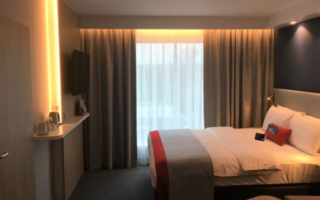 Holiday Inn Express Zurich Airport, an IHG Hotel