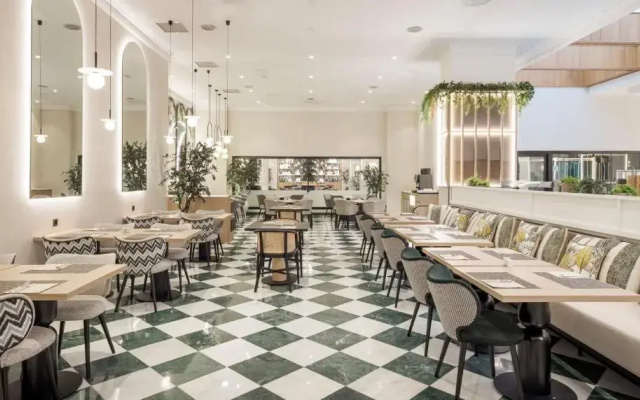 Отель Ilunion Les Corts Spa