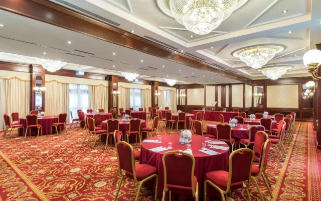 Отель Leonardo Hotel Milan City Center