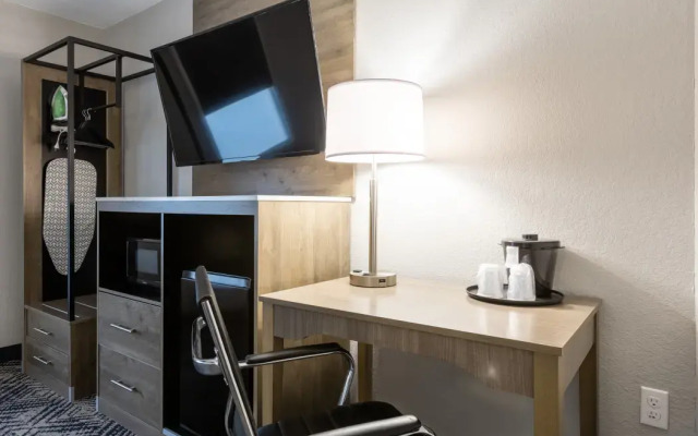 Rodeway Inn & Suites near Outlet Mall - Asheville