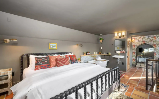 The Frances Modern Inn