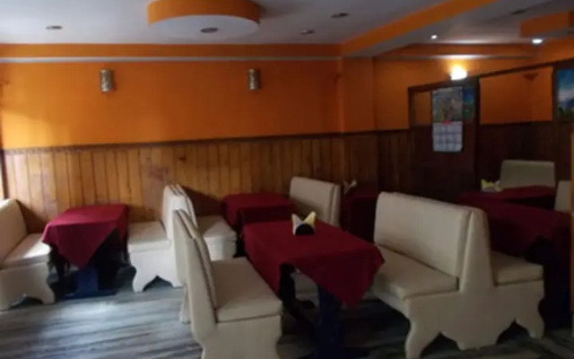 OYO 6932 Hotel Snow Lion